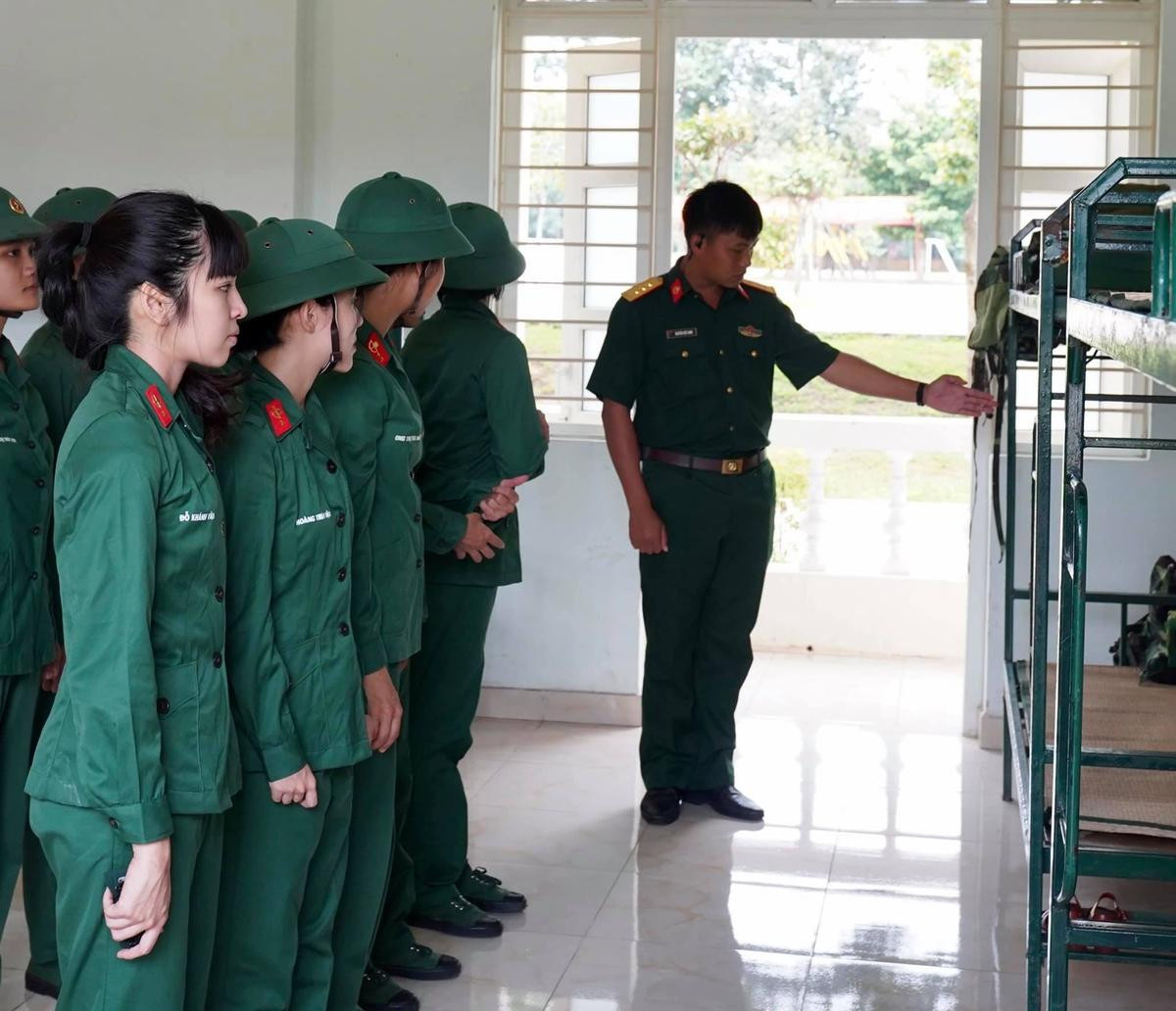 Mũi trưởng Long khóc thút thít khi tạm biệt 'hội chị em' Hậu Hoàng, Khánh Vân Ảnh 2