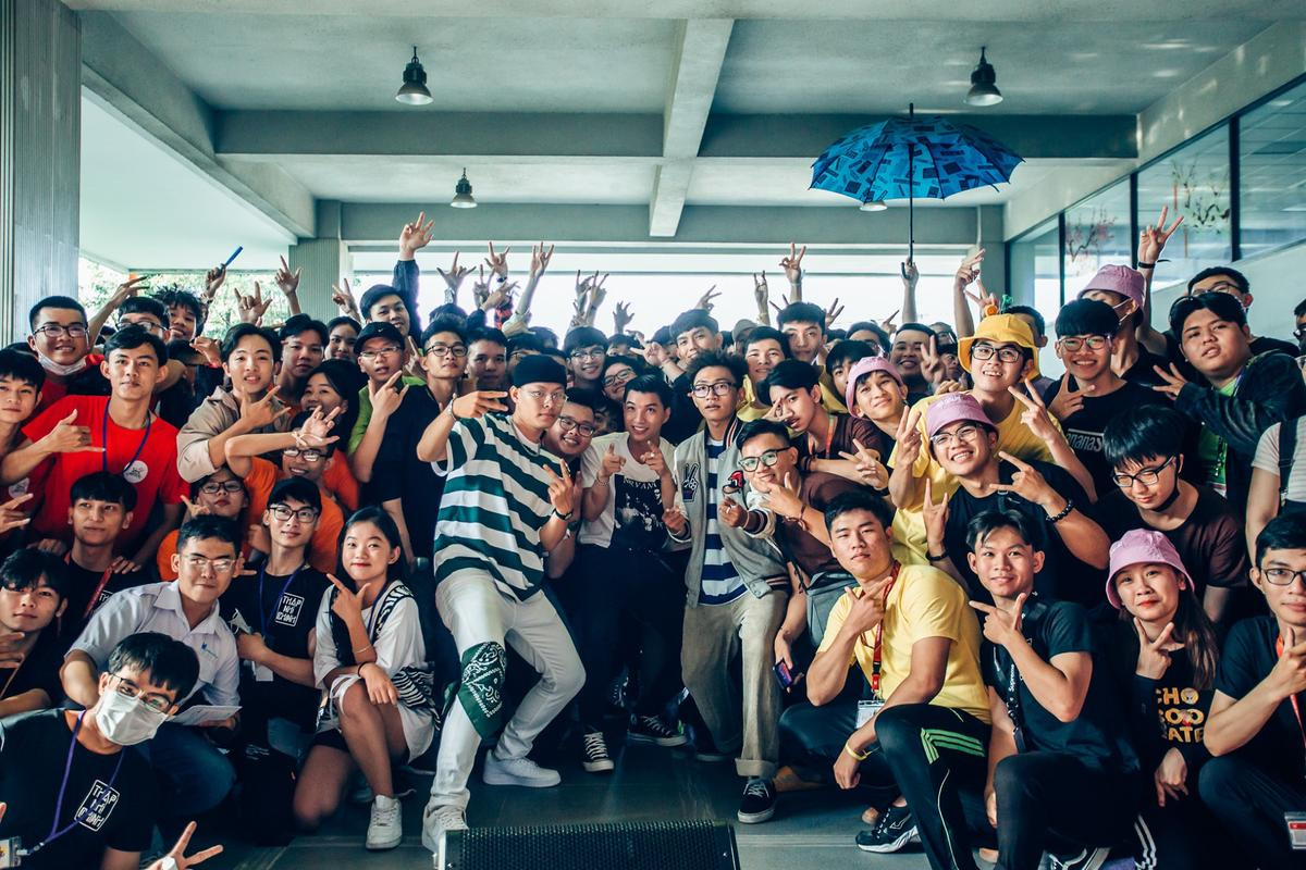 Từ anh chàng lễ tân khách sạn, HIEUTHUHAI trở thành 'hiện tượng King Of Rap' đắt show nhất nhì mùa giải Ảnh 18