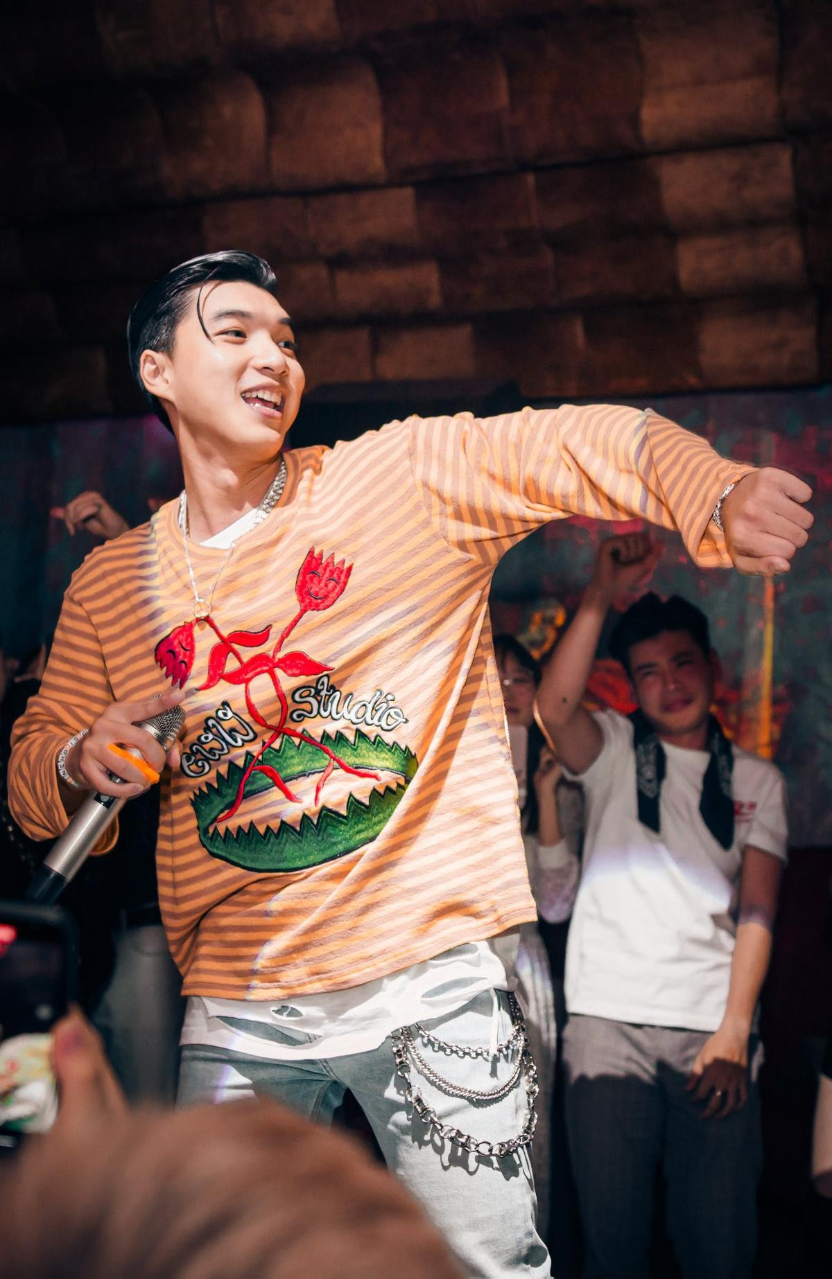 Từ anh chàng lễ tân khách sạn, HIEUTHUHAI trở thành 'hiện tượng King Of Rap' đắt show nhất nhì mùa giải Ảnh 24