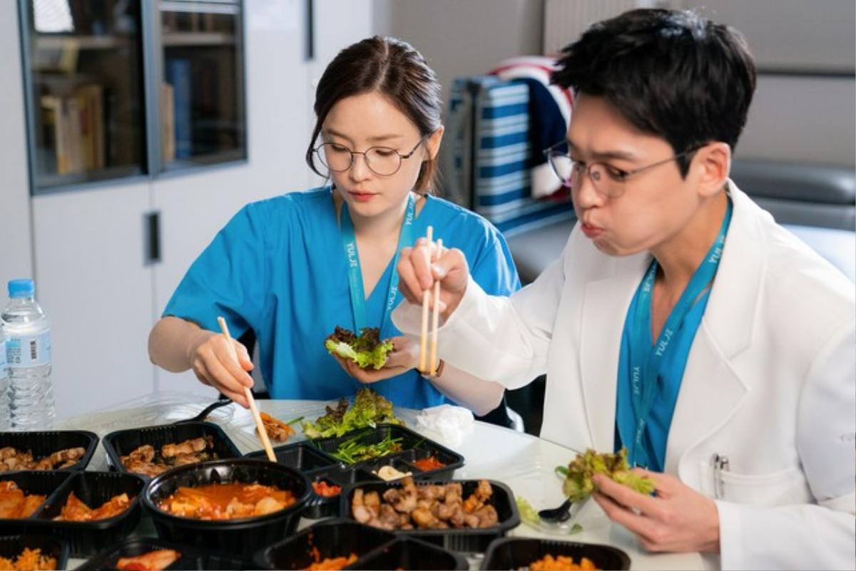 9 khoảnh khắc đáng nhớ nhất trong season 1 của Hospital Playlist Ảnh 16