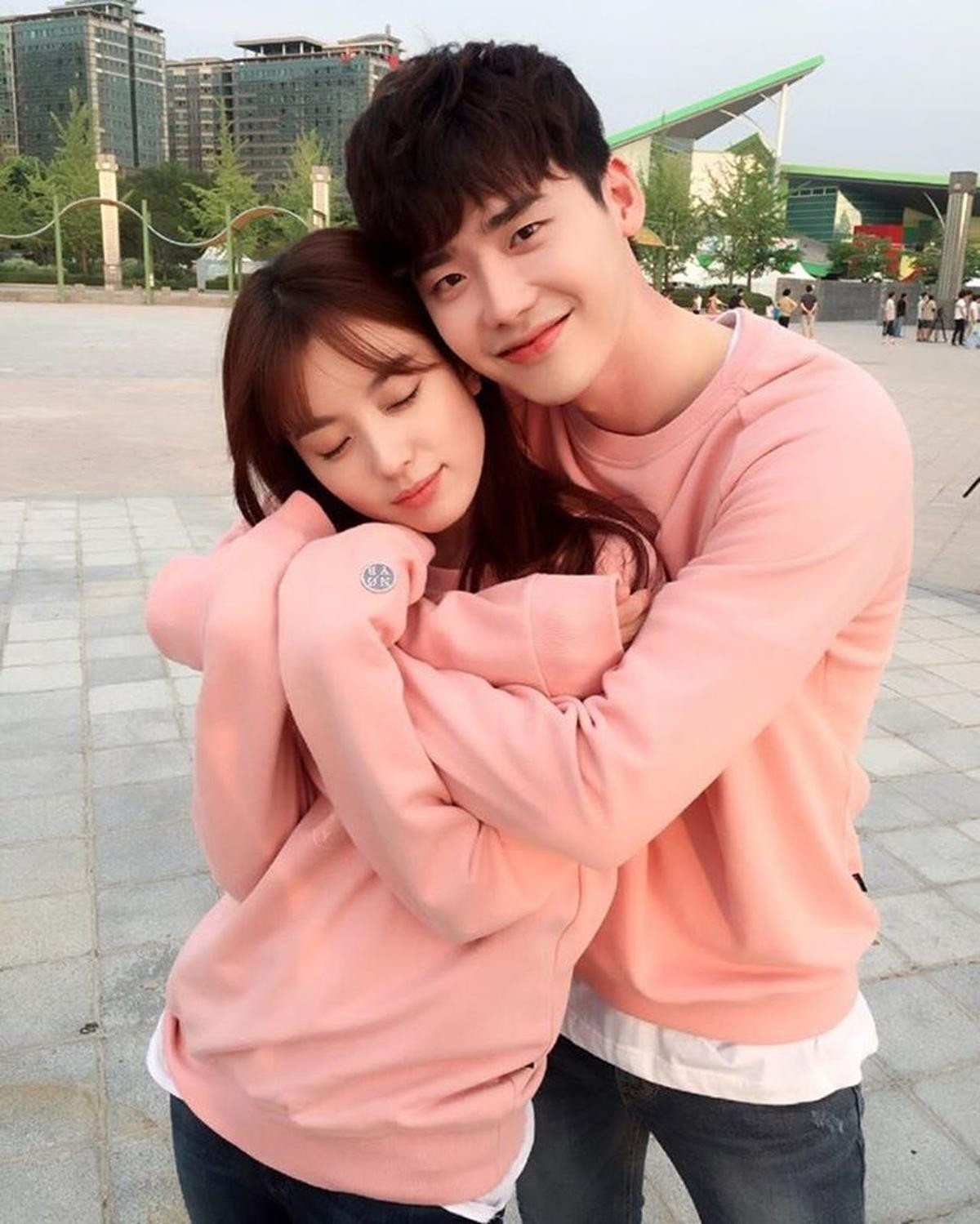 Han Hyo Joo tái sau 5 năm kể từ 'Hai thế giới', Lee Jong Suk thì sao? Ảnh 4