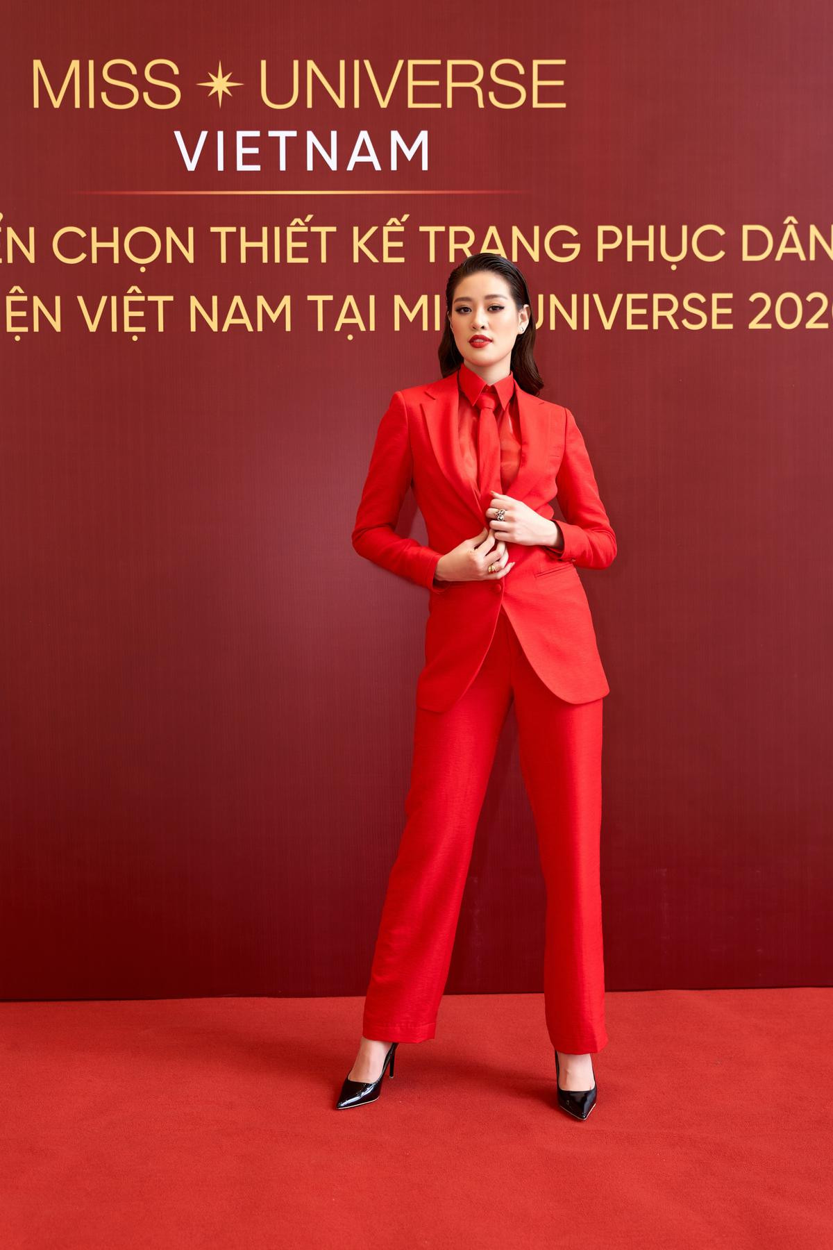 Chủ nhân quốc phục Ngọc Thảo chê thẳng mặt cha đẻ bộ Bánh mì: 'Áo dài bi thương, sao Khánh Vân diễn?' Ảnh 1