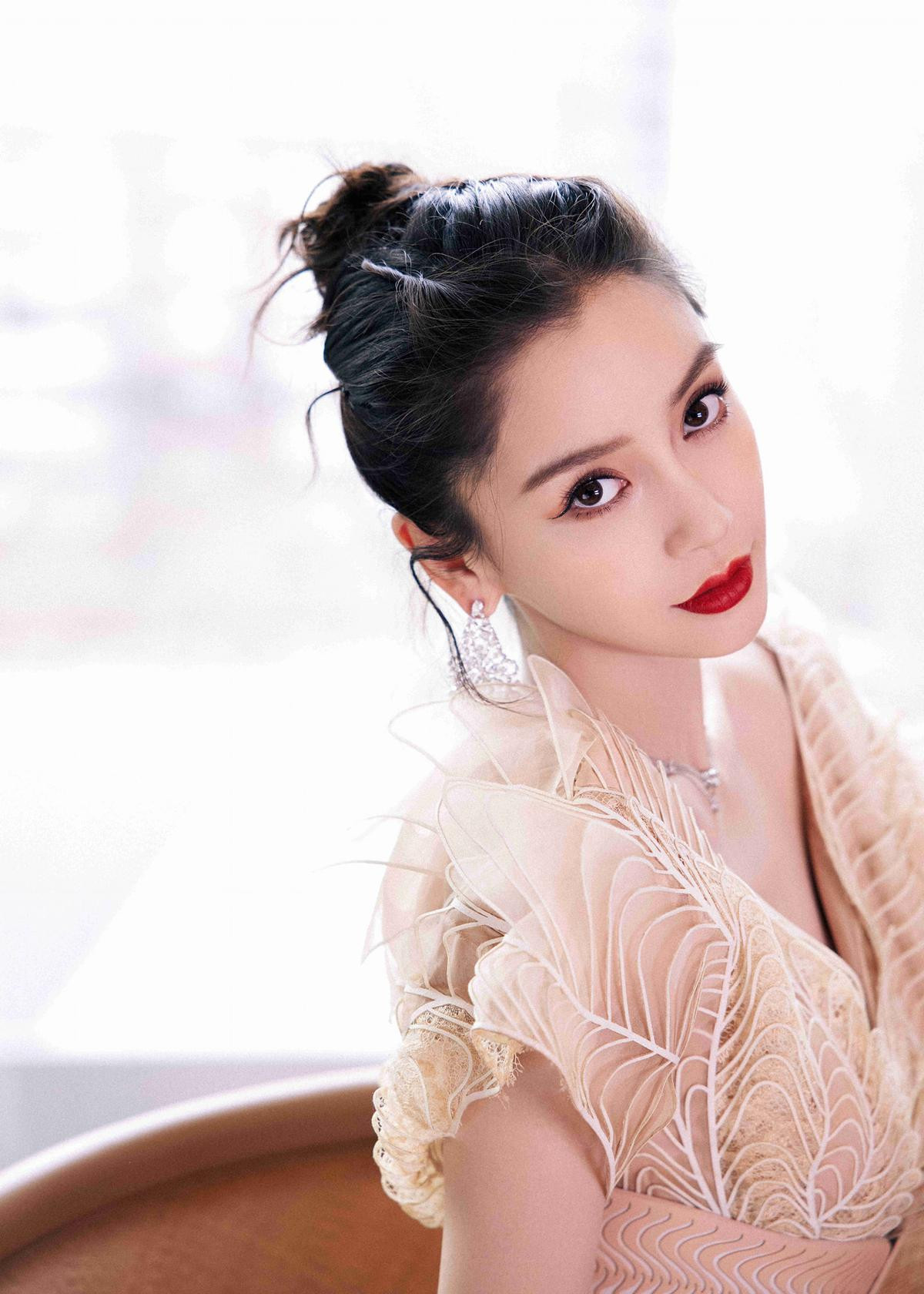 Angelababy là sao nữ đầu tiên diện váy Haute Couture mới nhất của Iris van Herpen đi thảm đỏ Ảnh 4