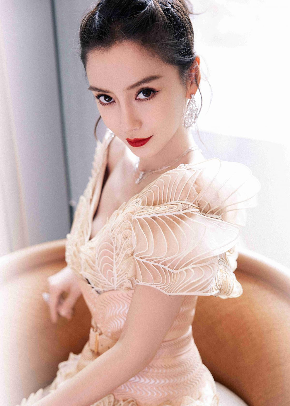 Angelababy là sao nữ đầu tiên diện váy Haute Couture mới nhất của Iris van Herpen đi thảm đỏ Ảnh 3