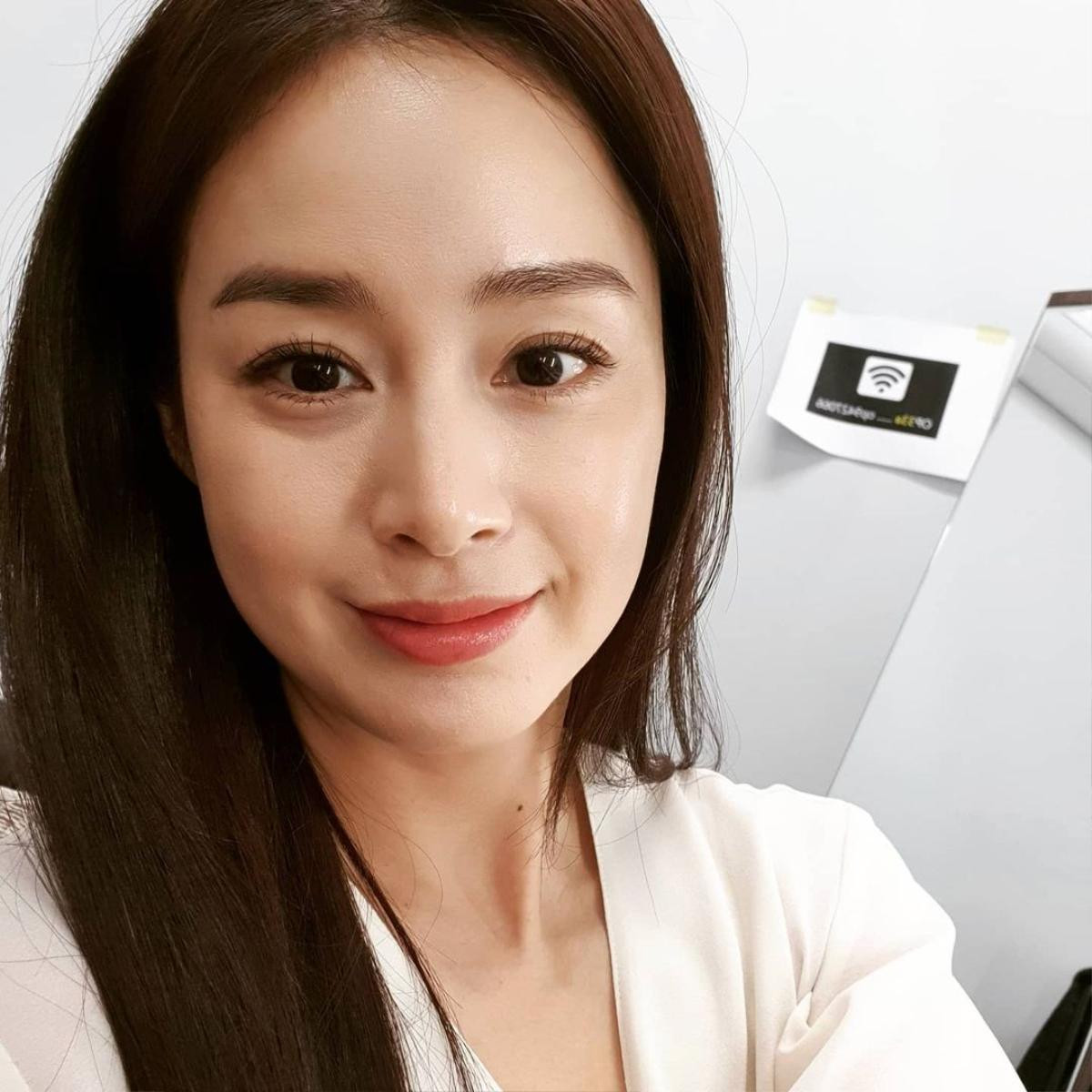 Kim Tae Hee - Bi Rain 'náo loạn' MXH: Vợ lão hóa, chồng trẻ trung! Ảnh 2