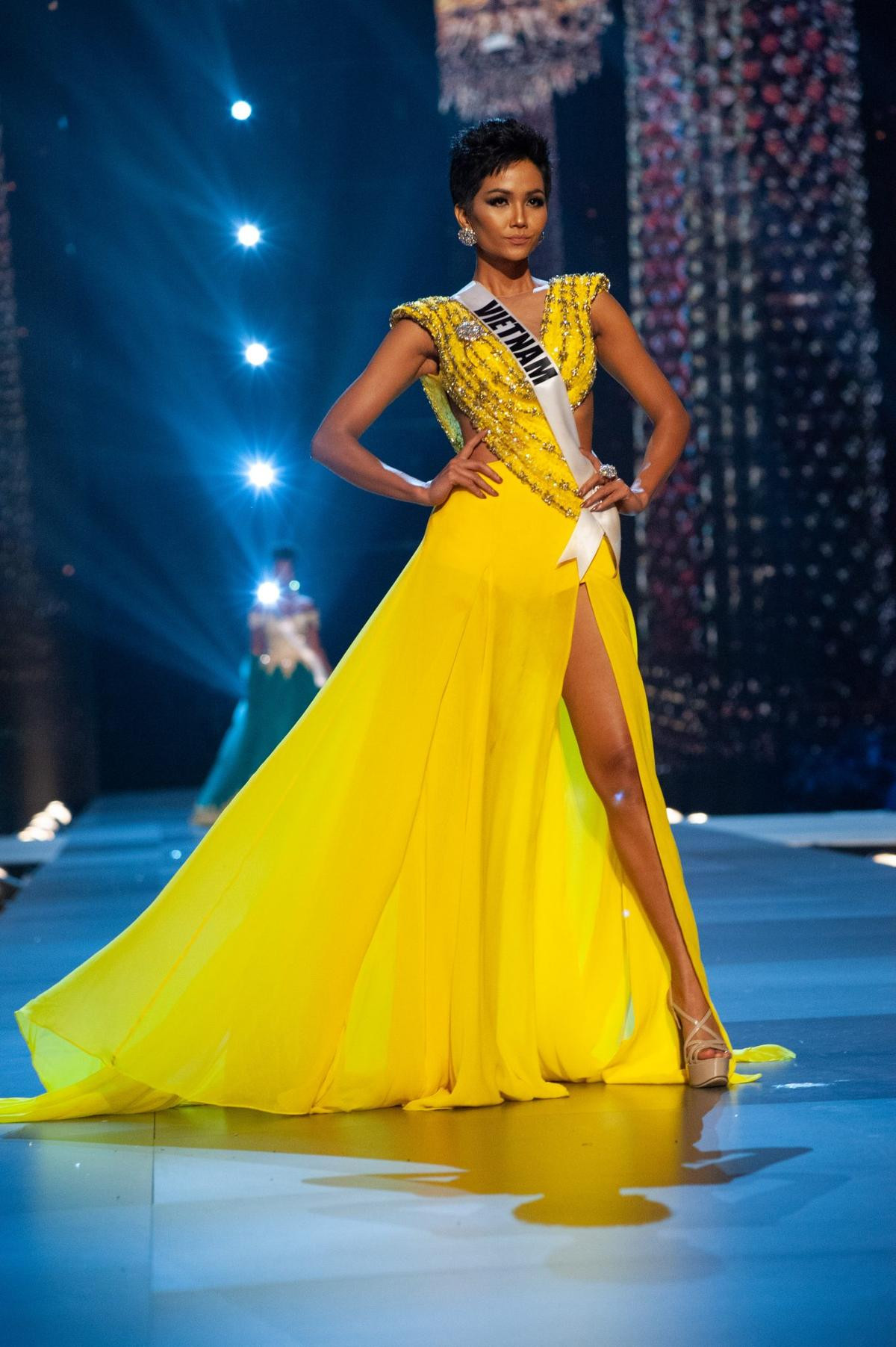 Ngọc Thảo diện váy dạ hội vàng giống hệt H'Hen Niê, 'bấm quẻ' vào thẳng Top 5 Miss Grand? Ảnh 4