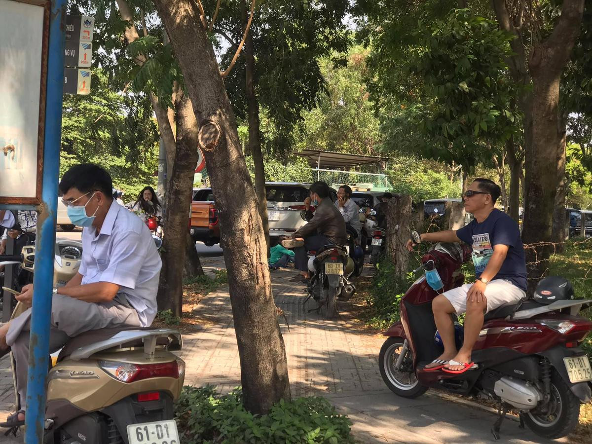 Xế hộp đậu kín 'Làng Đại học' trong kỳ thi đánh giá năng lực, phụ huynh 'đội nắng' đợi con Ảnh 13