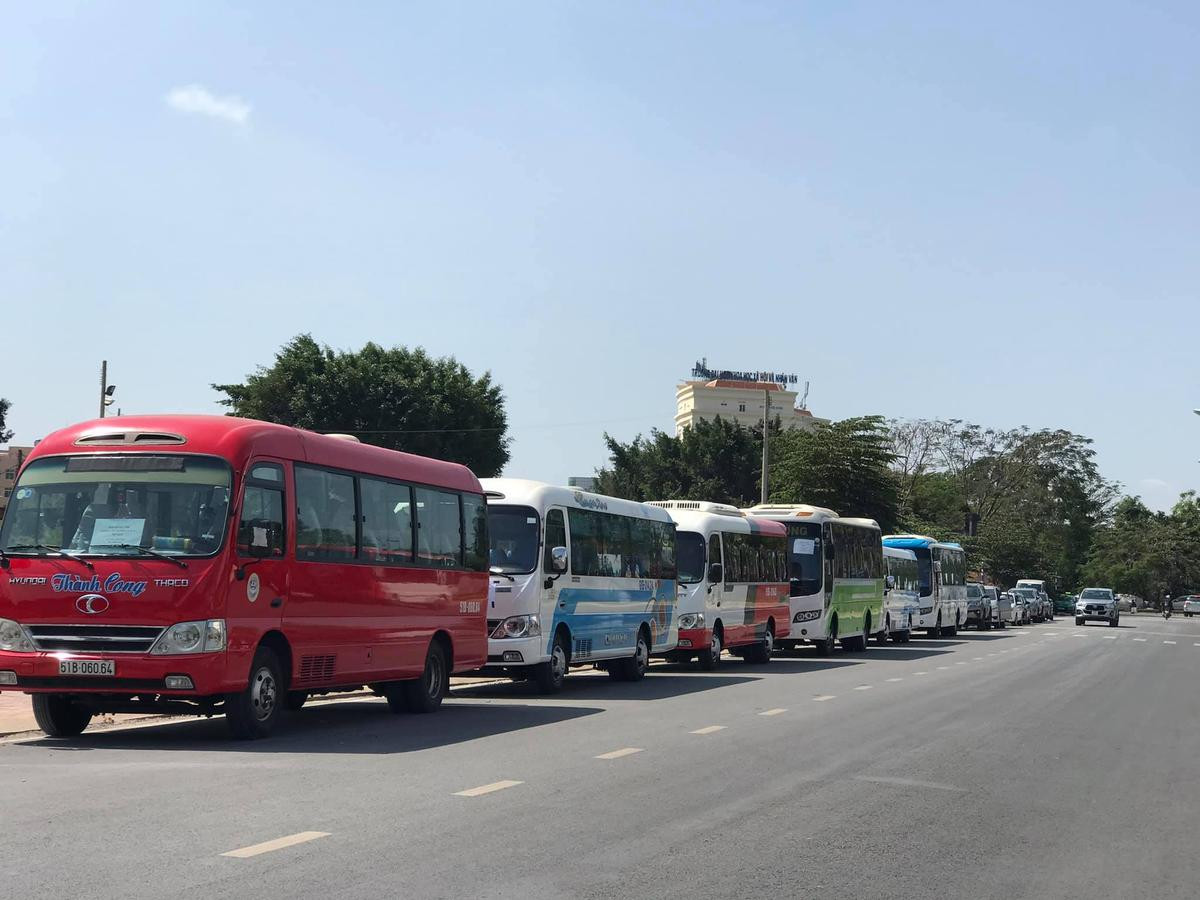 Xế hộp đậu kín 'Làng Đại học' trong kỳ thi đánh giá năng lực, phụ huynh 'đội nắng' đợi con Ảnh 9