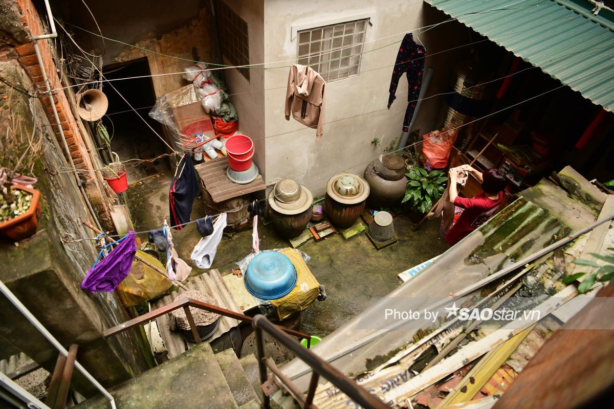 Cặp vợ chồng sống trên nóc nhà vệ sinh ở phố cổ: 'Cơ cực nửa đời người, nếu được di dời thì còn gì bằng' Ảnh 4