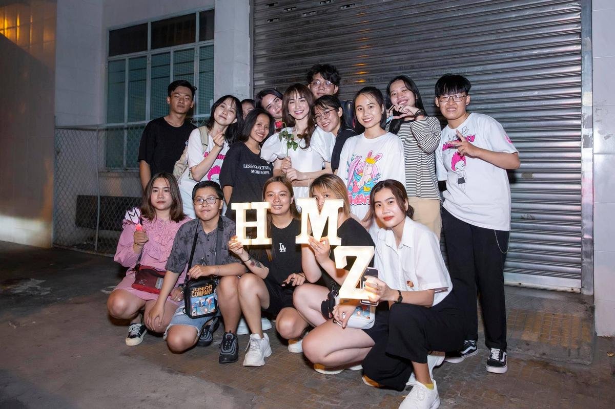 Bí mật 'tự khui' của Hoà Minzy, cứ diễn xong là trốn vào hẻm 