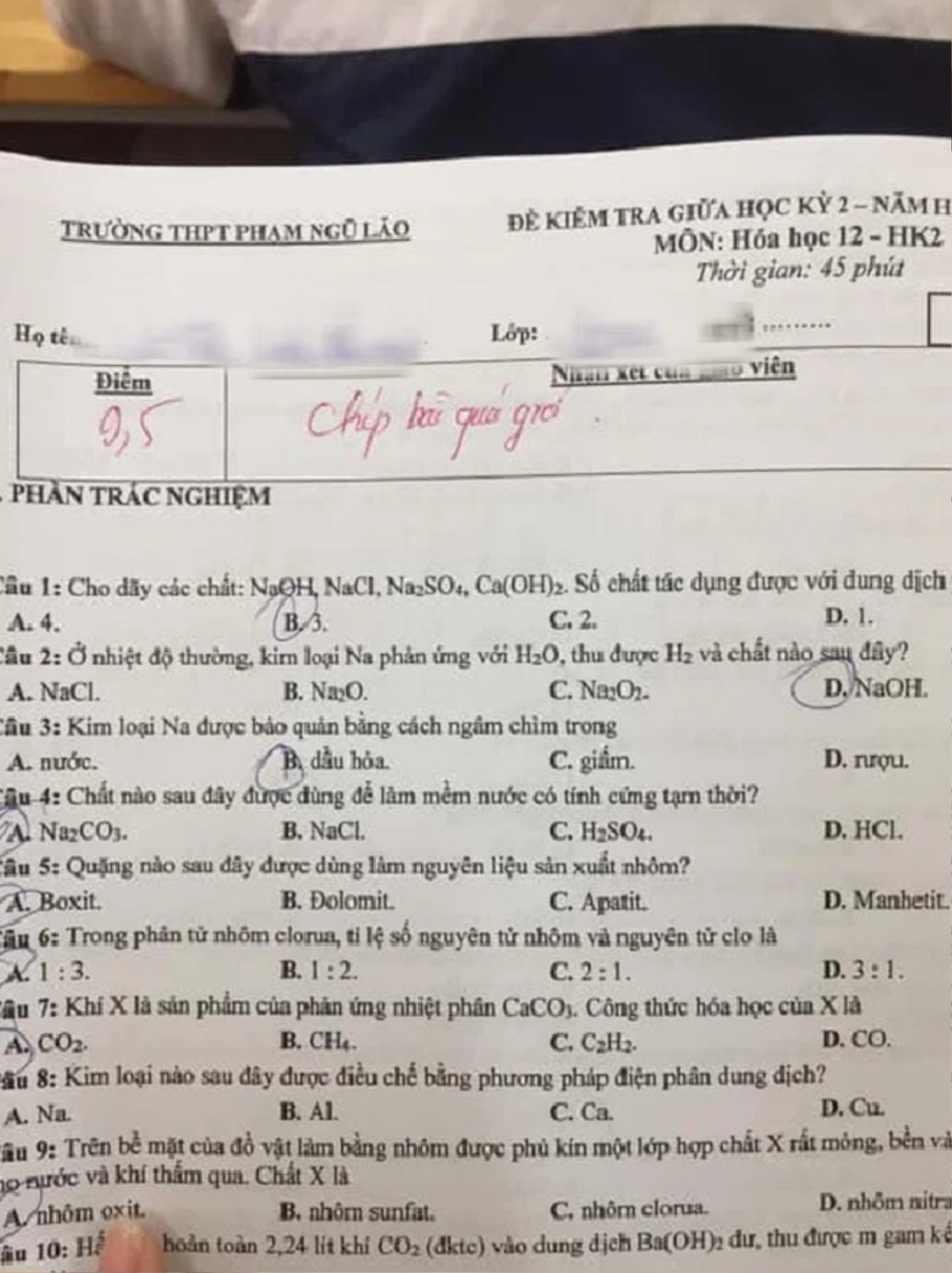 Học trò được 9.5 điểm môn Hóa, giáo viên chấm bài thêm vào 4 chữ khiến dân mạng không nhịn được cười Ảnh 1