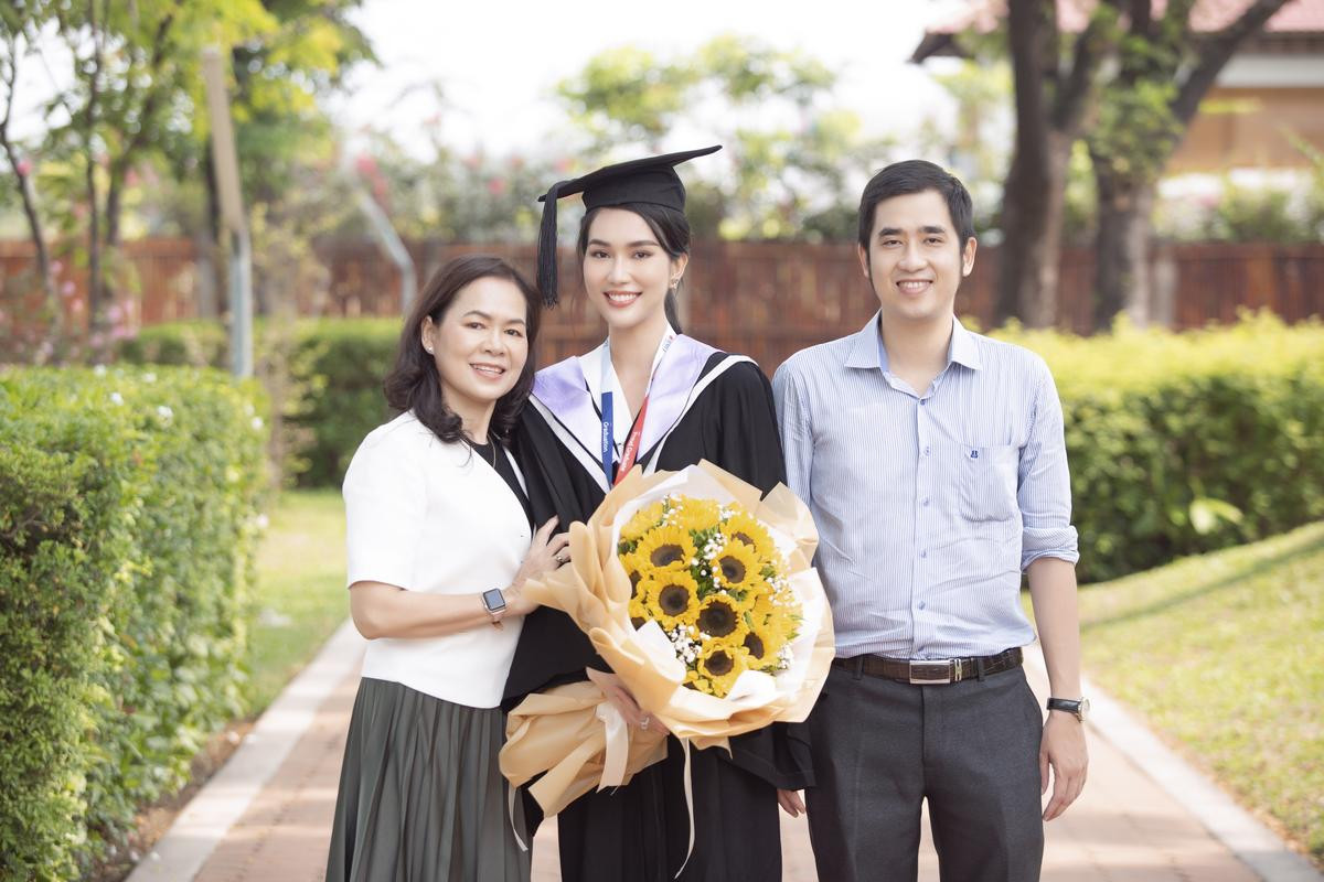 Á hậu Phương Anh rạng rỡ trong ngày tốt nghiệp đại học: Điểm số cao nhất ngành chuẩn 'con nhà người ta' Ảnh 6