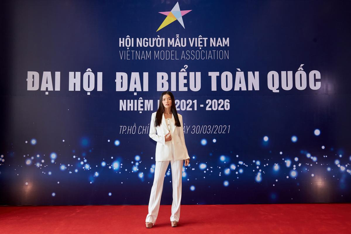 Người đẹp MU Việt Nam 2019 - Lâm Bích Tuyền thần thái ngút ngàn với bộ suit trắng Ảnh 1