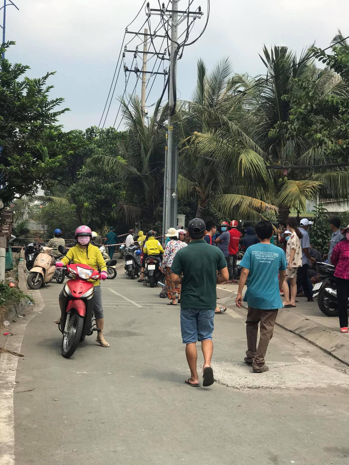 Vụ cháy làm 6 người chết ở TP. Thủ Đức: 'Mới hôm trước, mấy đứa nhỏ còn sang nhà tôi chơi...' Ảnh 3