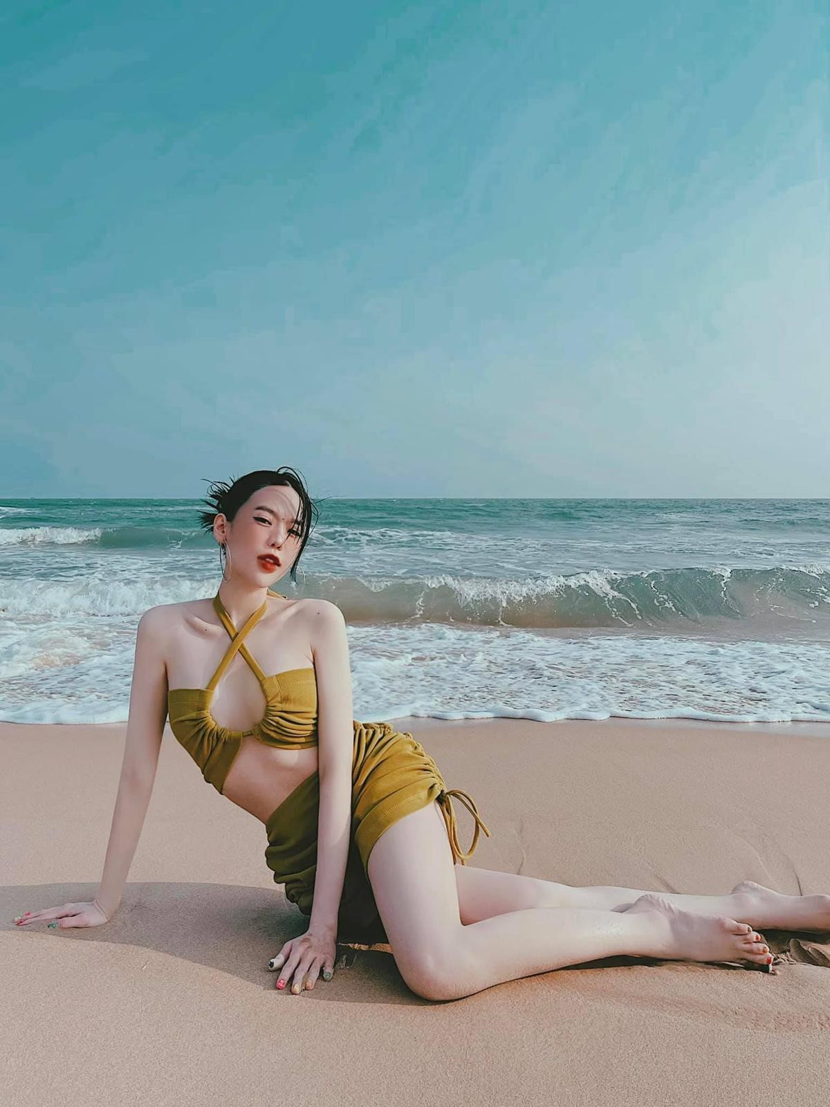 'Bỏng mắt' với loạt hình bikini mùa hè của nàng dâu nhà 'ông trùm' điện tử Sài Gòn Ảnh 2