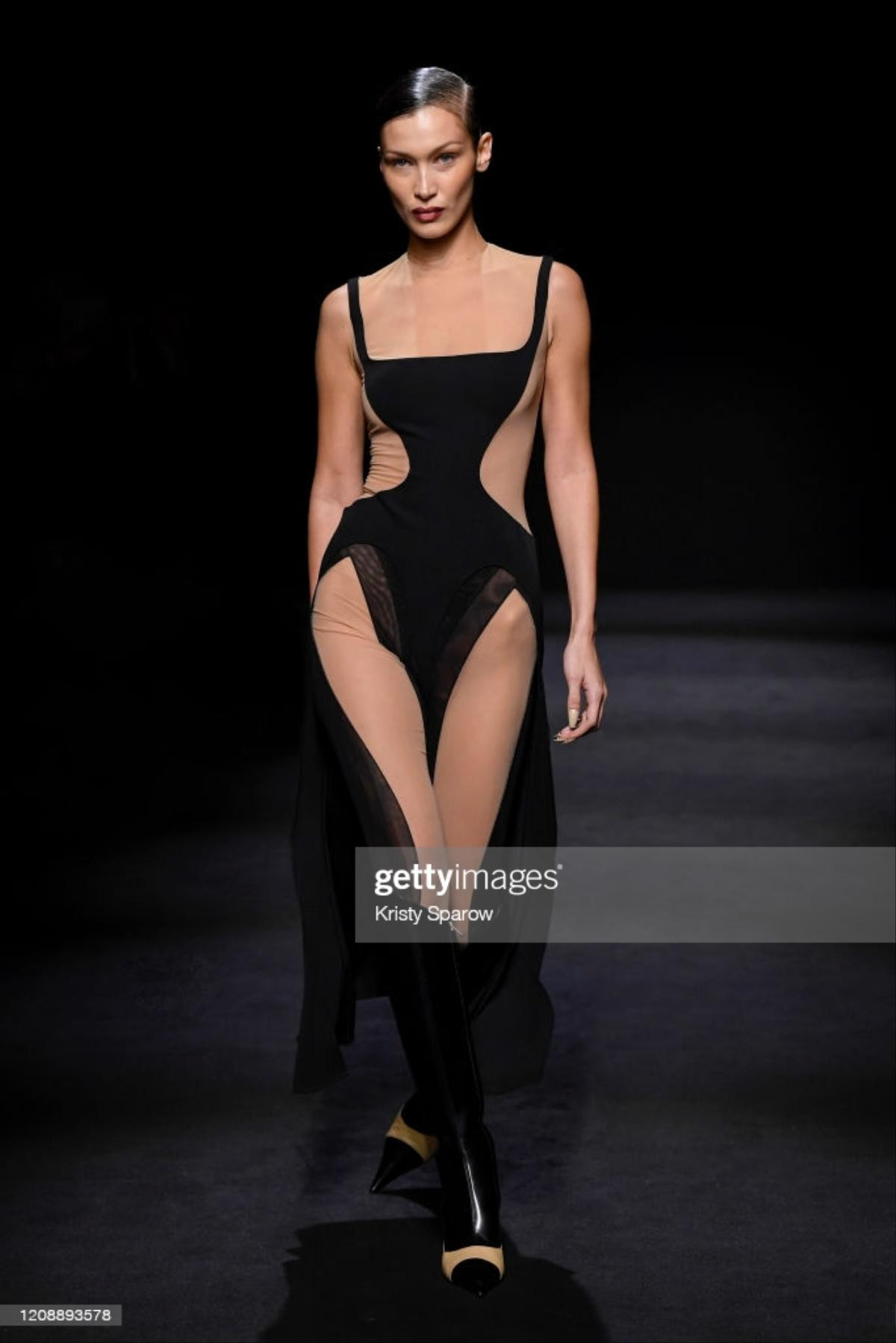 Siêu mẫu Bella Hadid để ngực trần trụi khi trình diễn cho show Mugler Ảnh 3