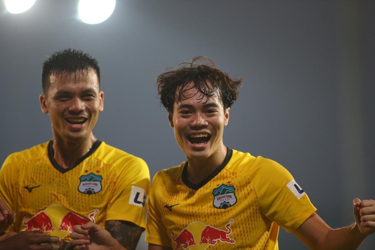 HLV Kiatisak phát biểu khiêm tốn dù HAGL tiếp tục dẫn đầu V-League 2021 Ảnh 1