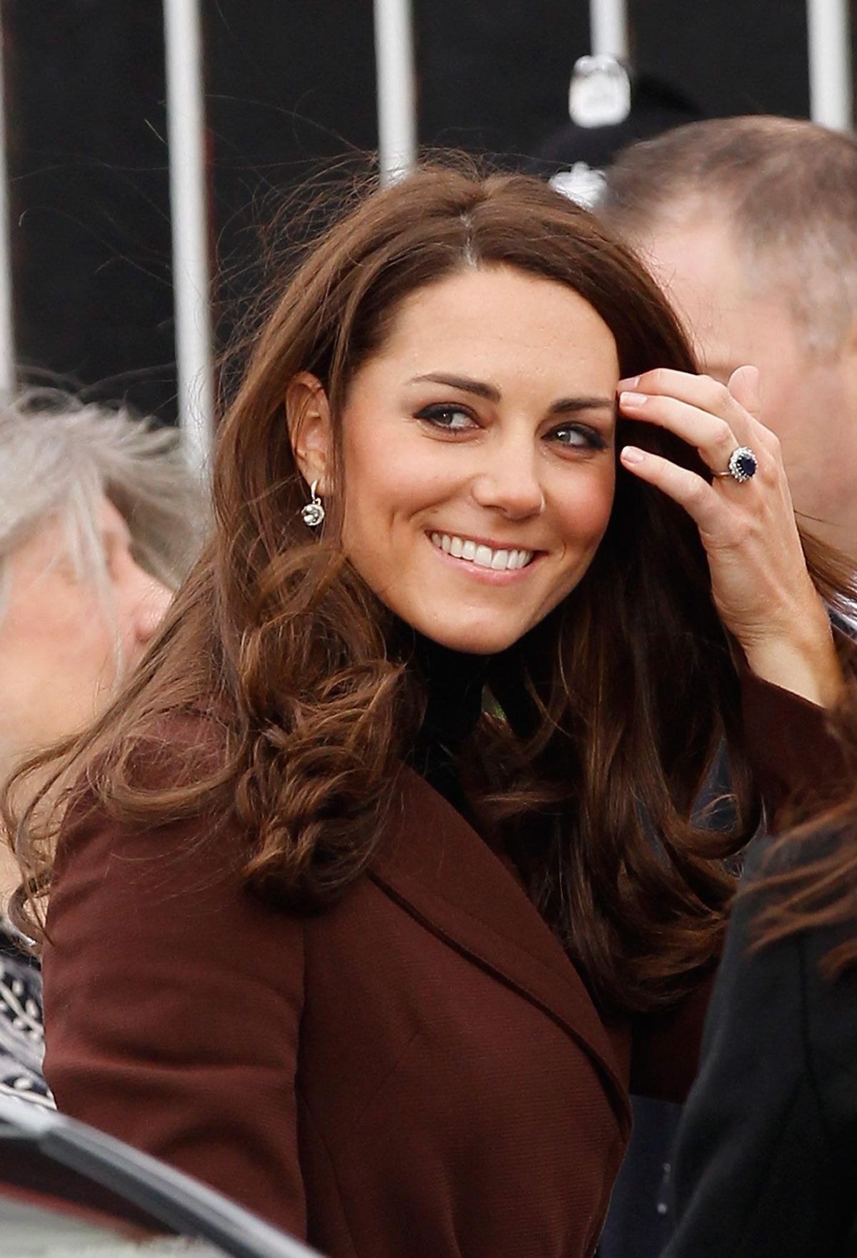 Bí ẩn tủ đồ Hoàng gia: Chuyện chưa kể đằng sau chiếc nhẫn đính hôn của Kate Middleton Ảnh 6