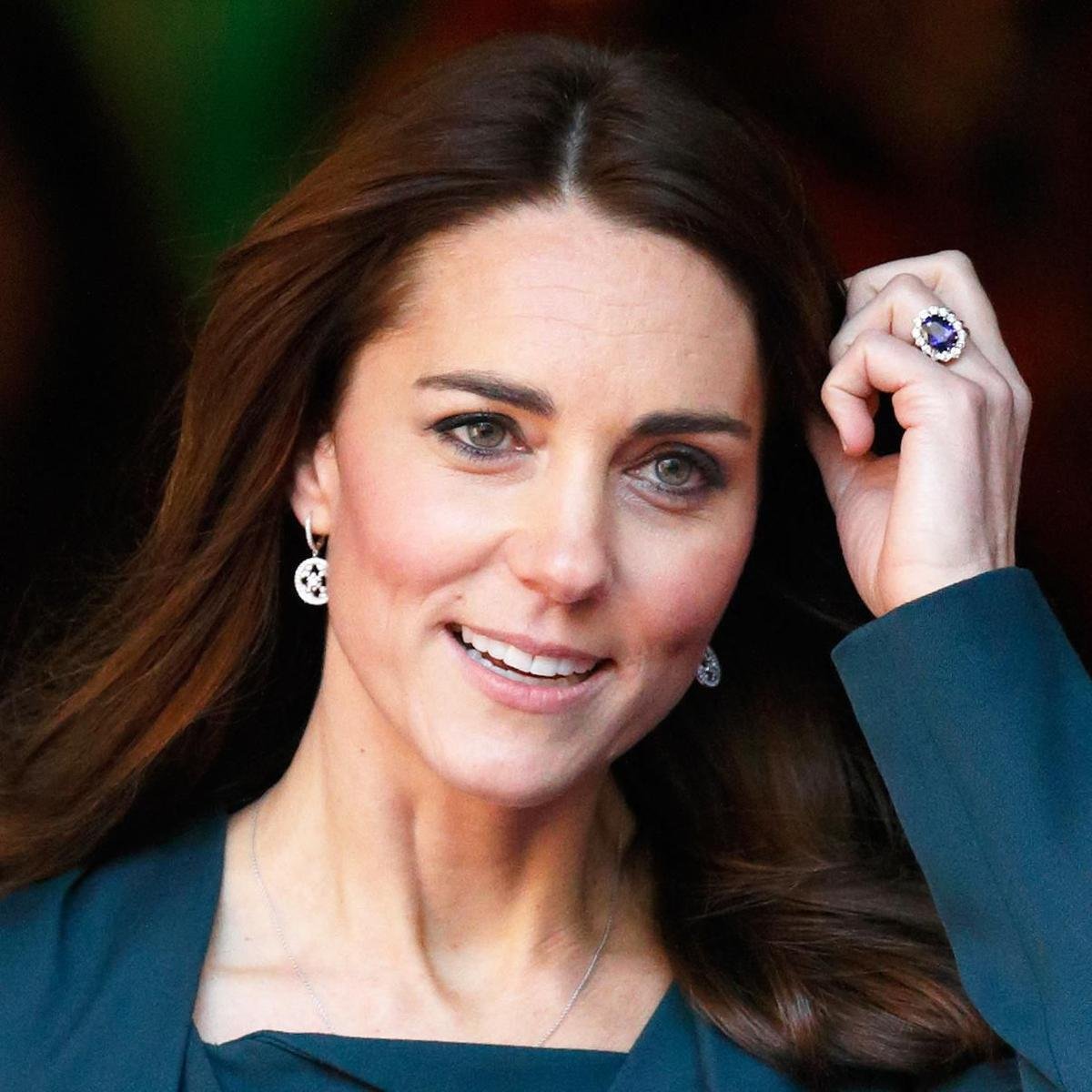 Bí ẩn tủ đồ Hoàng gia: Chuyện chưa kể đằng sau chiếc nhẫn đính hôn của Kate Middleton Ảnh 7