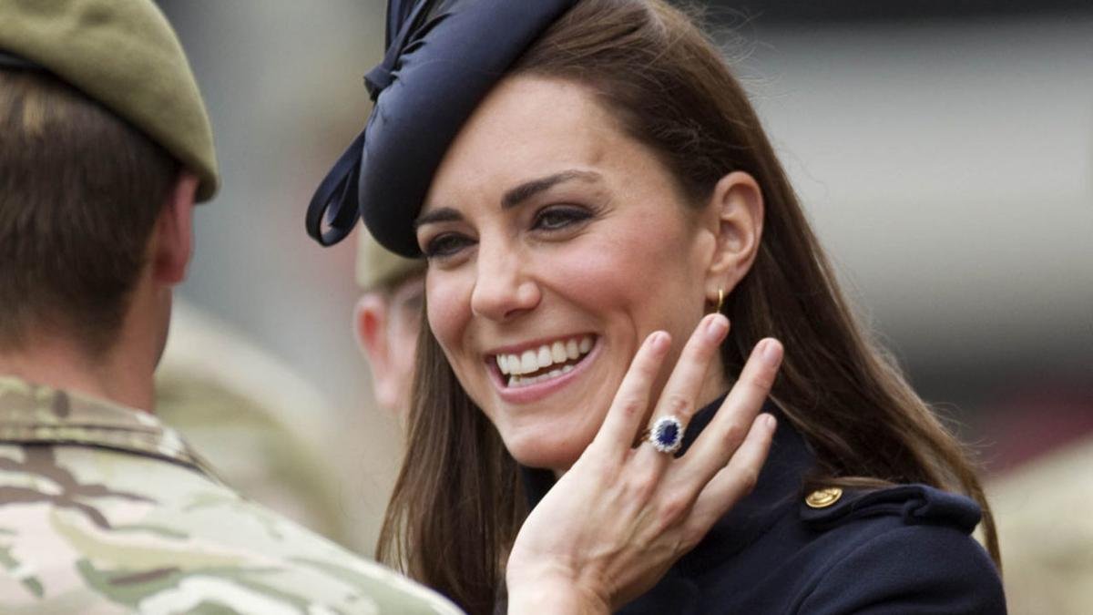 Bí ẩn tủ đồ Hoàng gia: Chuyện chưa kể đằng sau chiếc nhẫn đính hôn của Kate Middleton Ảnh 4