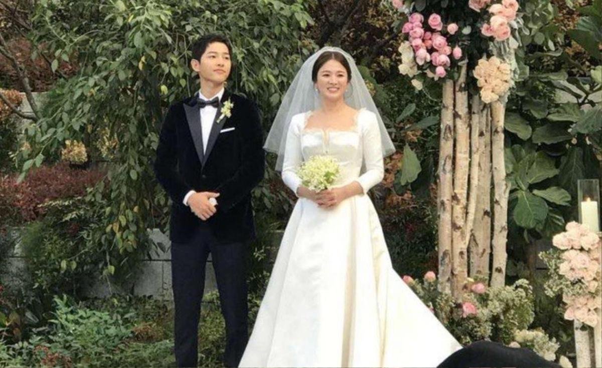 Song Joong Ki - Lee Kwang Soo đội mưa đự đám cưới, địa điểm là nơi kết hôn với Song Hye Kyo! Ảnh 13