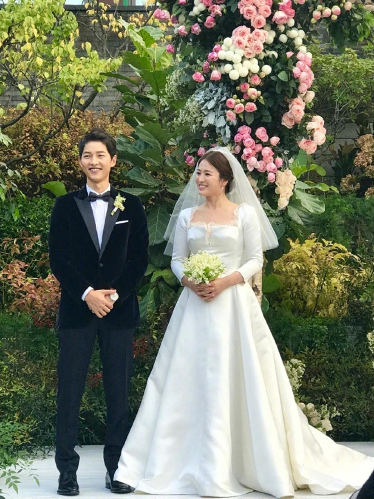 Song Joong Ki - Lee Kwang Soo đội mưa đự đám cưới, địa điểm là nơi kết hôn với Song Hye Kyo! Ảnh 14