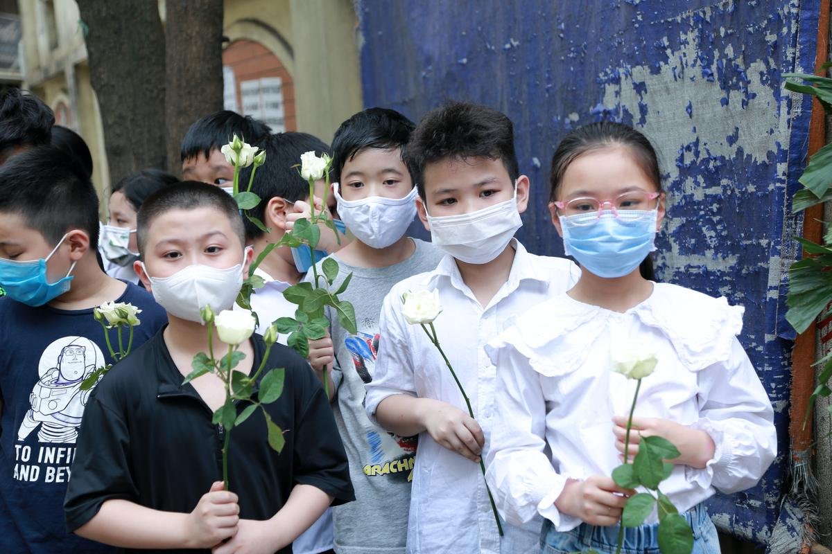 Hàng trăm người chết lặng trong đám tang đẫm nước mắt của gia đình 4 người tử vong thương tâm sau vụ cháy Ảnh 8