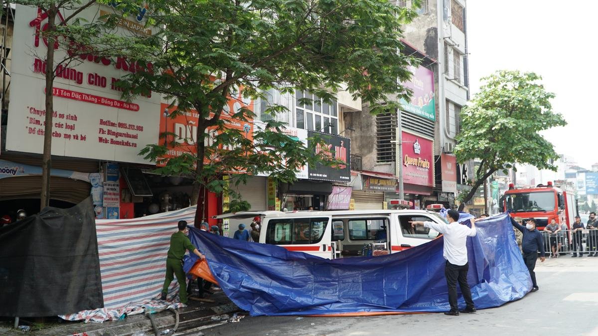 Hàng trăm người chết lặng trong đám tang đẫm nước mắt của gia đình 4 người tử vong thương tâm sau vụ cháy Ảnh 1