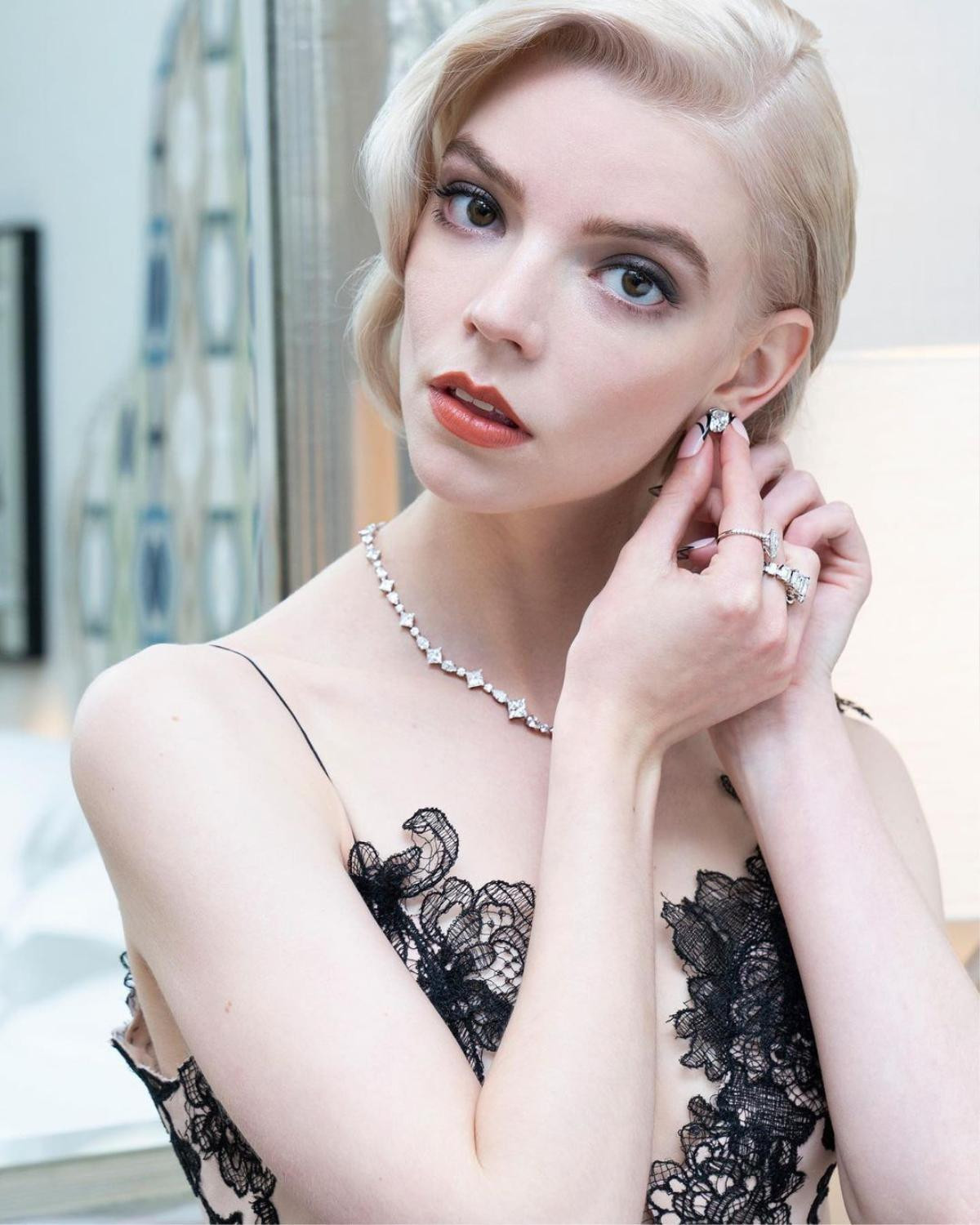 Anya Taylor-Joy lộng lẫy trong bộ trang sức hơn 18 tỷ VNĐ Ảnh 4