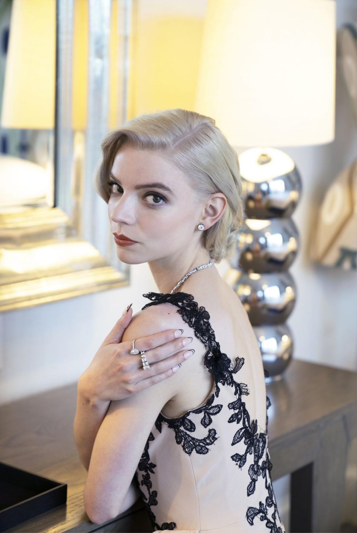 Anya Taylor-Joy lộng lẫy trong bộ trang sức hơn 18 tỷ VNĐ Ảnh 2