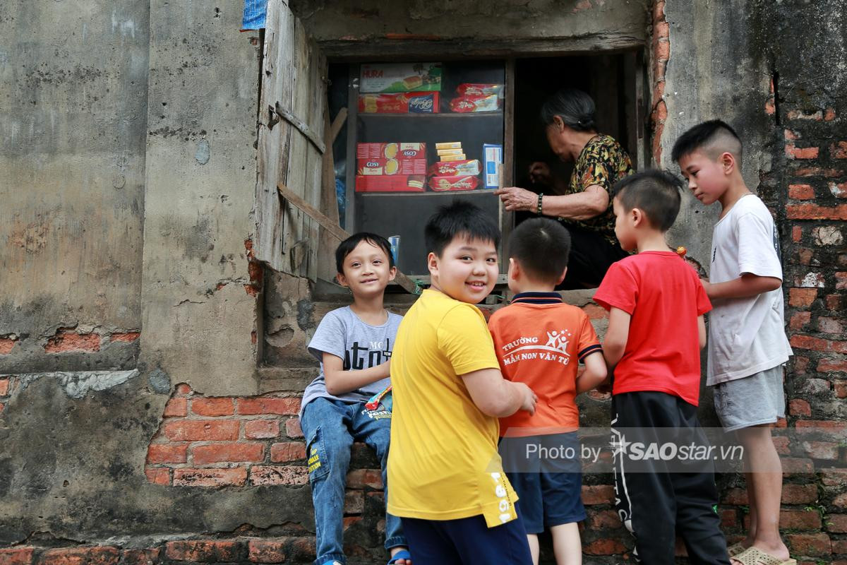 Tiệm tạp hóa 'siêu cổ điển' của cụ bà gần 90 tuổi đang được 'săn lùng' vì chứa cả 'bầu trời' tuổi thơ Ảnh 3