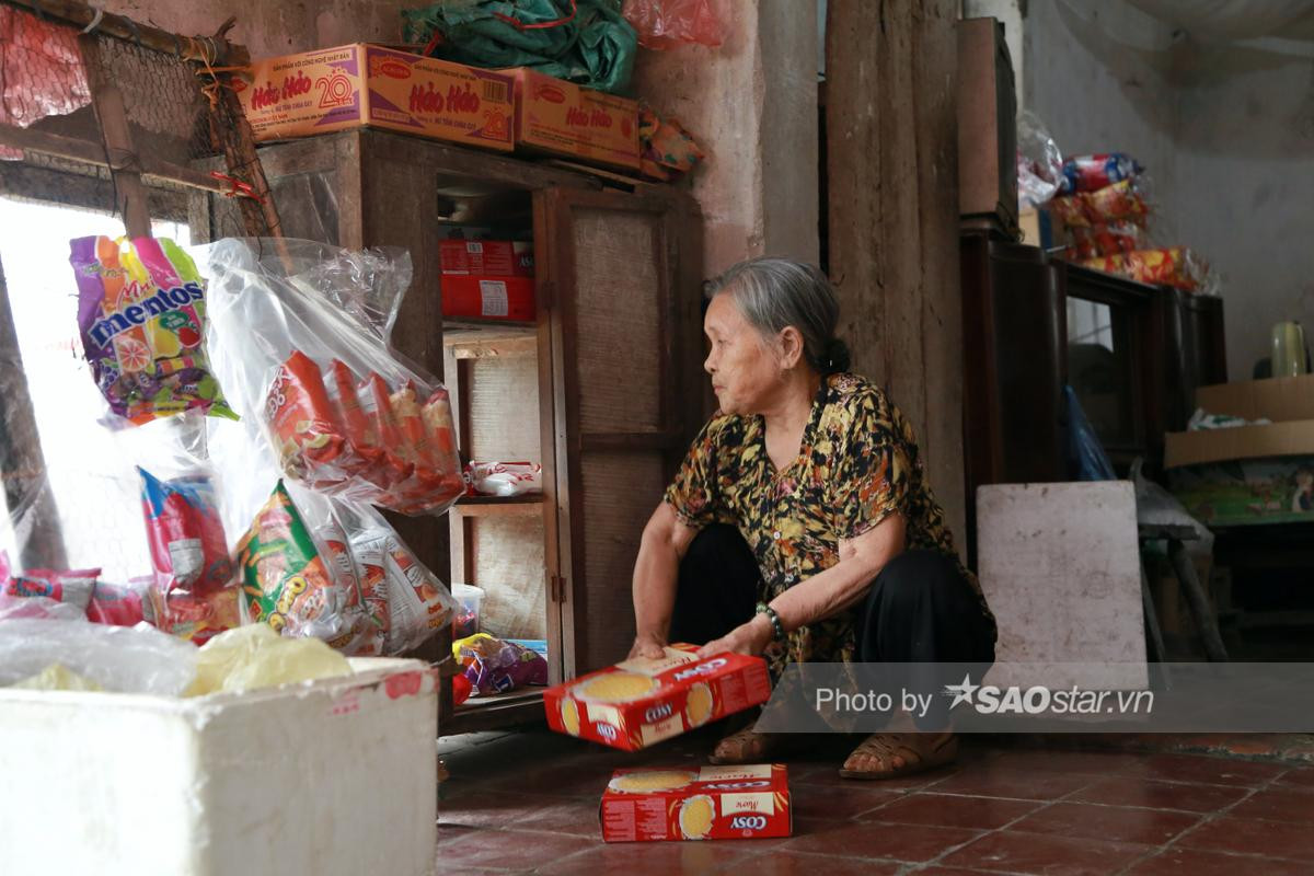 Tiệm tạp hóa 'siêu cổ điển' của cụ bà gần 90 tuổi đang được 'săn lùng' vì chứa cả 'bầu trời' tuổi thơ Ảnh 7