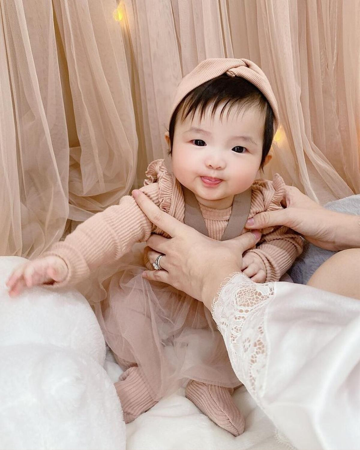 Đông Nhi cho con gái Winnie hóa thành công chúa Bạch Tuyết siêu đáng yêu Ảnh 8