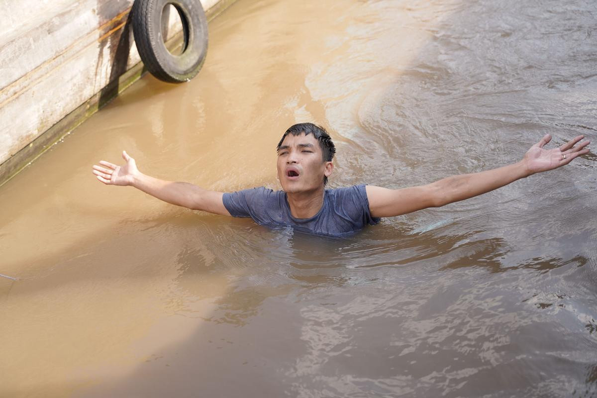 Mạc Văn Khoa tái mặt, bị Lý Hải 'vắt ra nước' trong 'Lật Mặt: 48h' Ảnh 4