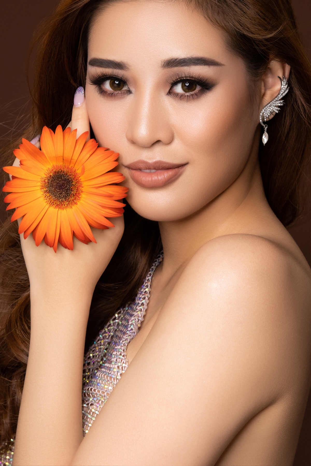 Khánh Vân cuốn hút với ảnh profile Miss Universe 2020: Đại sứ giải cứu trẻ em lay động fan sắc đẹp Ảnh 2