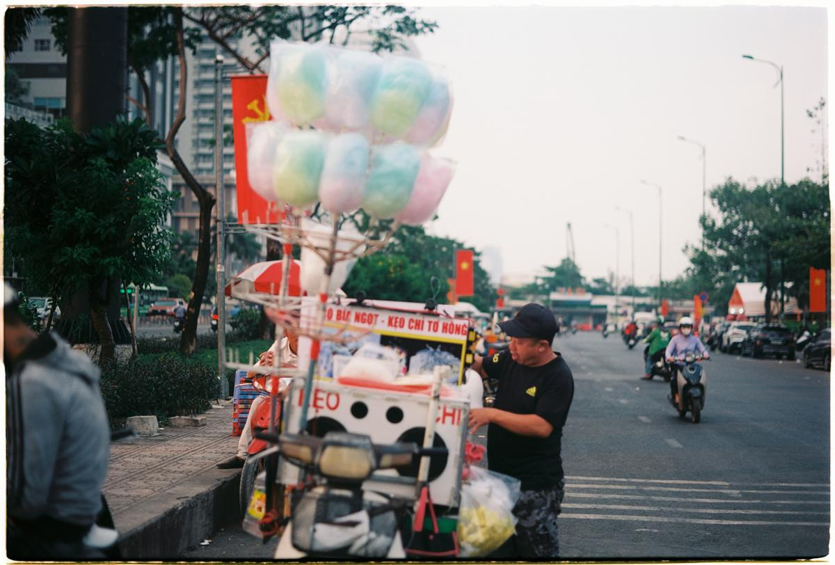 Ngồi xuống kể chuyện tuổi thơ: Xe bông gòn, tiệm tạp hóa và những hồi ức êm đềm Ảnh 4