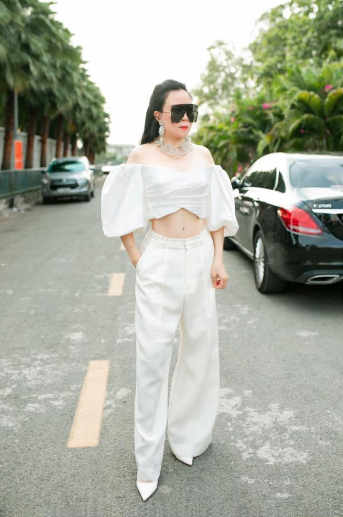 Phượng Chanel mặc croptop như gái teen khoe eo 63 khiến dân mạng tròn xoe mắt Ảnh 1