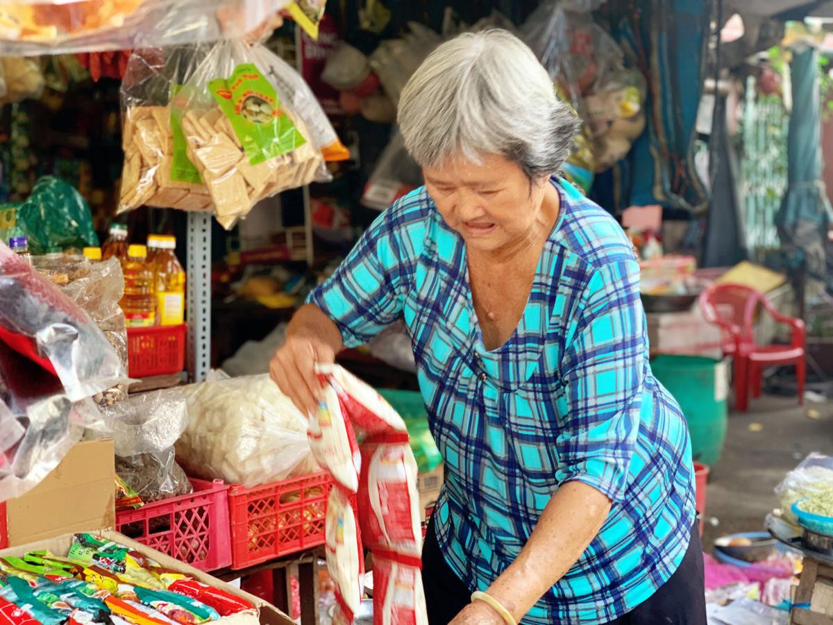 Về Chợ Lớn tìm kí ức tiệm chạp phô: Cả trời tuổi thơ gói gọn trong căn sạp nhỏ Ảnh 6