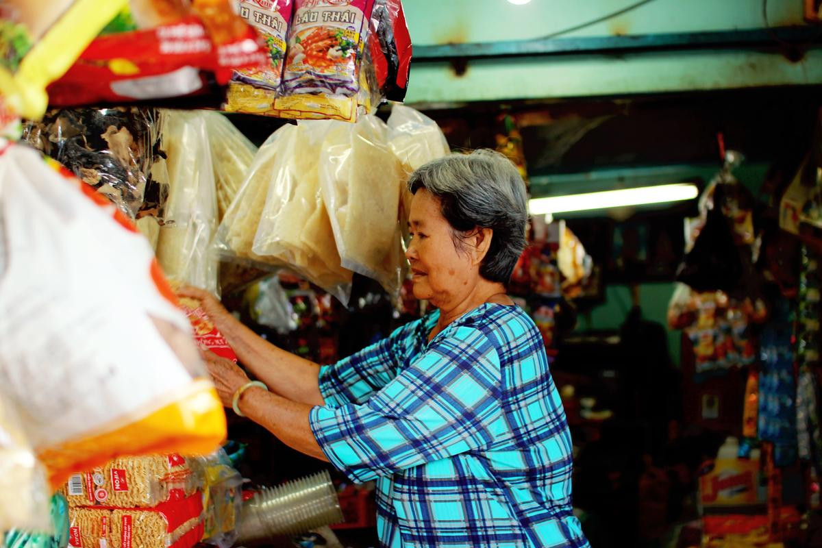 Về Chợ Lớn tìm kí ức tiệm chạp phô: Cả trời tuổi thơ gói gọn trong căn sạp nhỏ Ảnh 9