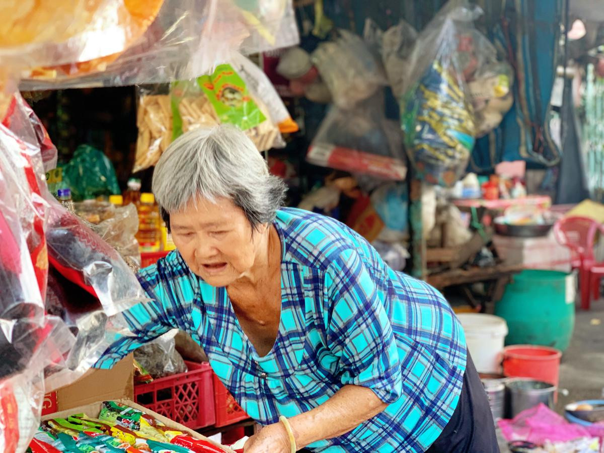 Về Chợ Lớn tìm kí ức tiệm chạp phô: Cả trời tuổi thơ gói gọn trong căn sạp nhỏ Ảnh 5