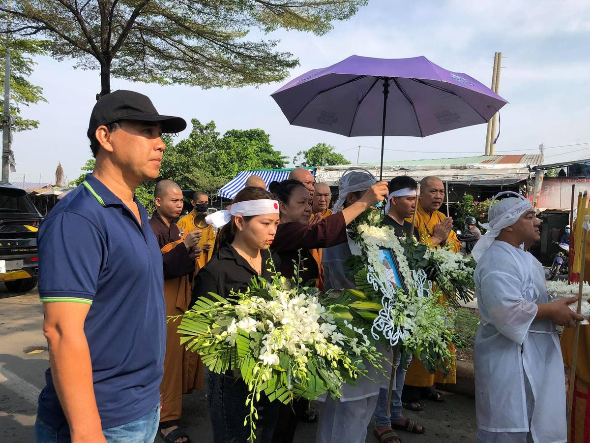 Nhiều sao Việt có mặt tại lễ tang nghệ sĩ Đức Lang, Hiếu Hiền thất thần trong thời khắc cuối cùng bên bố Ảnh 6