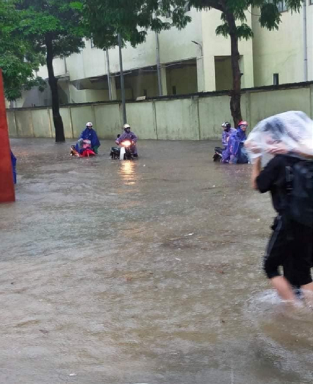 Hà Nội tắc đường tới nghẹt thở, Chương Mỹ ngập lụt nghiêm trọng vì mưa lớn kéo dài hàng giờ Ảnh 11