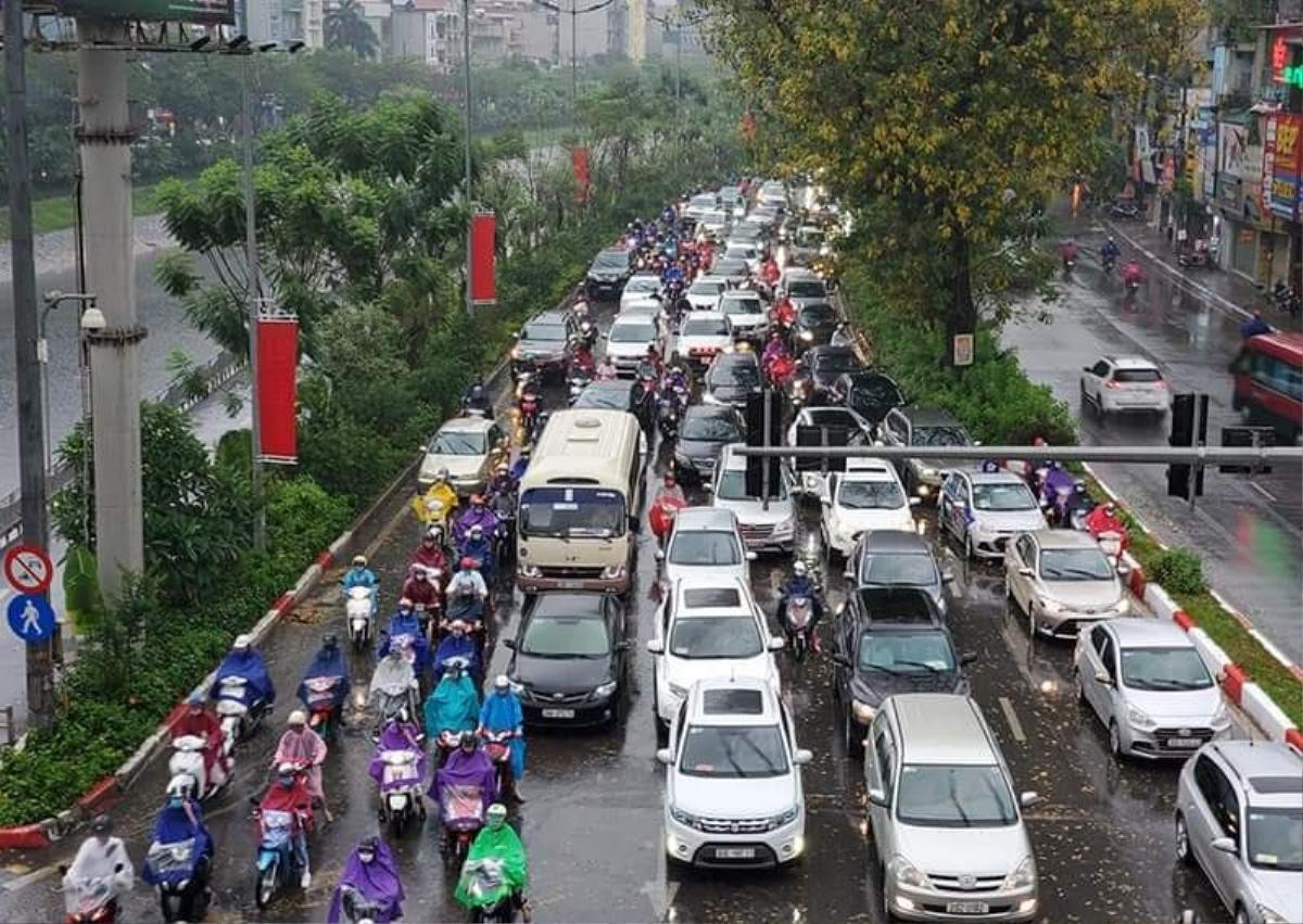 Hà Nội tắc đường tới nghẹt thở, Chương Mỹ ngập lụt nghiêm trọng vì mưa lớn kéo dài hàng giờ Ảnh 7