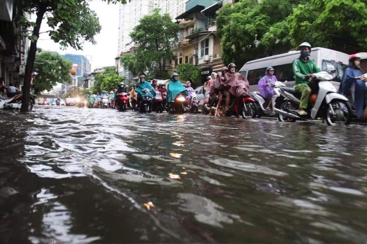 Hà Nội tắc đường tới nghẹt thở, Chương Mỹ ngập lụt nghiêm trọng vì mưa lớn kéo dài hàng giờ Ảnh 8