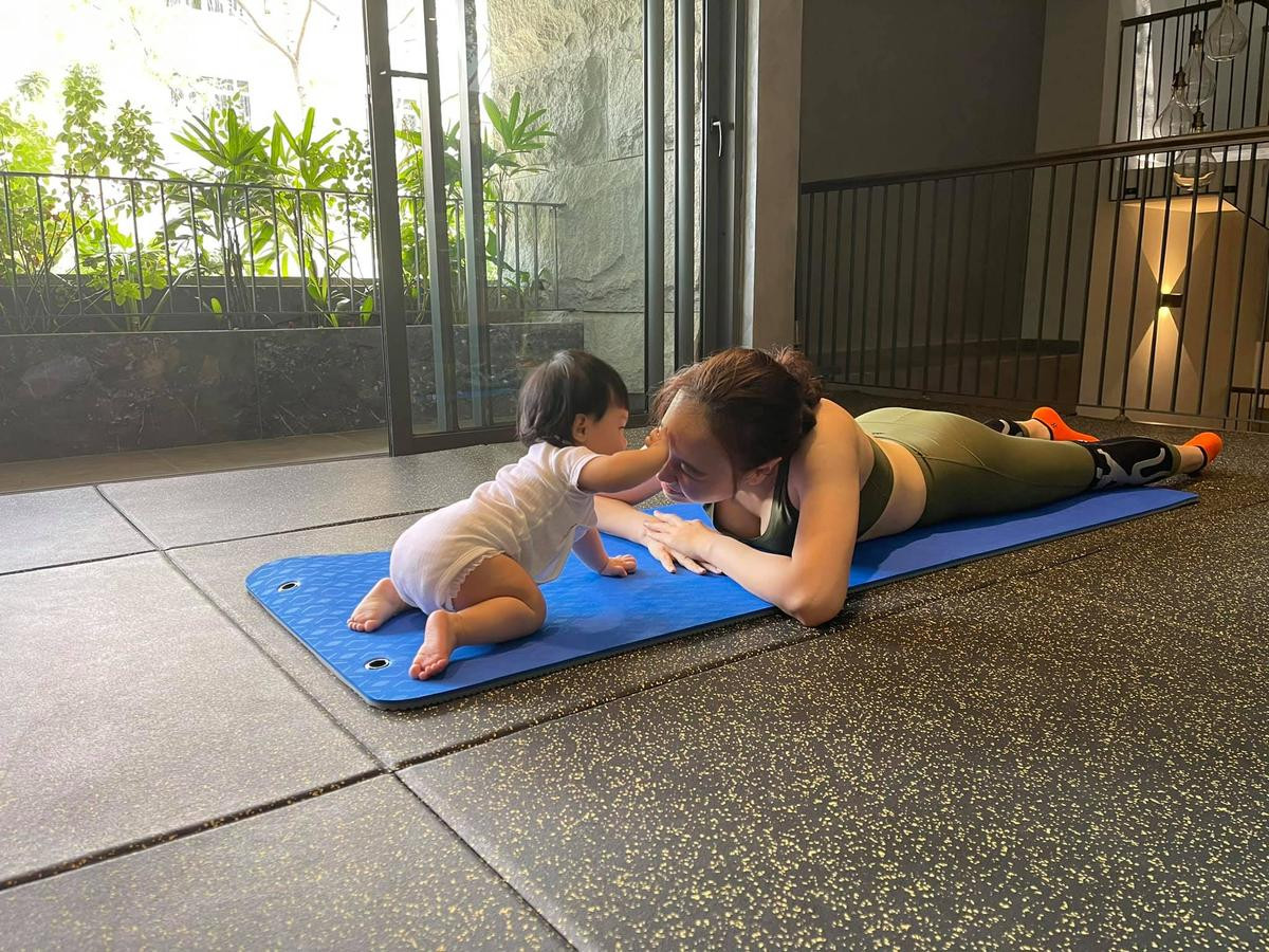 Con gái Đàm Thu Trang cùng mẹ tập Yoga, động thái của Cường Đô La gây chú ý Ảnh 1