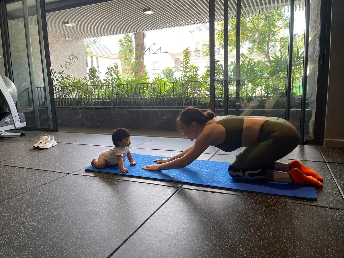 Con gái Đàm Thu Trang cùng mẹ tập Yoga, động thái của Cường Đô La gây chú ý Ảnh 2