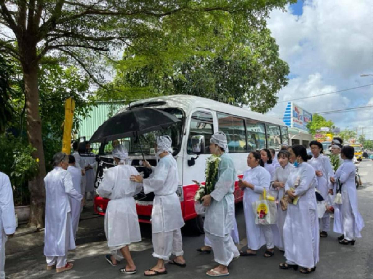 Dân mạng nghẹn lòng trước hình ảnh Chi Dân buồn bã, nghẹn ngào khóc trong lễ đưa tang mẹ Ảnh 1