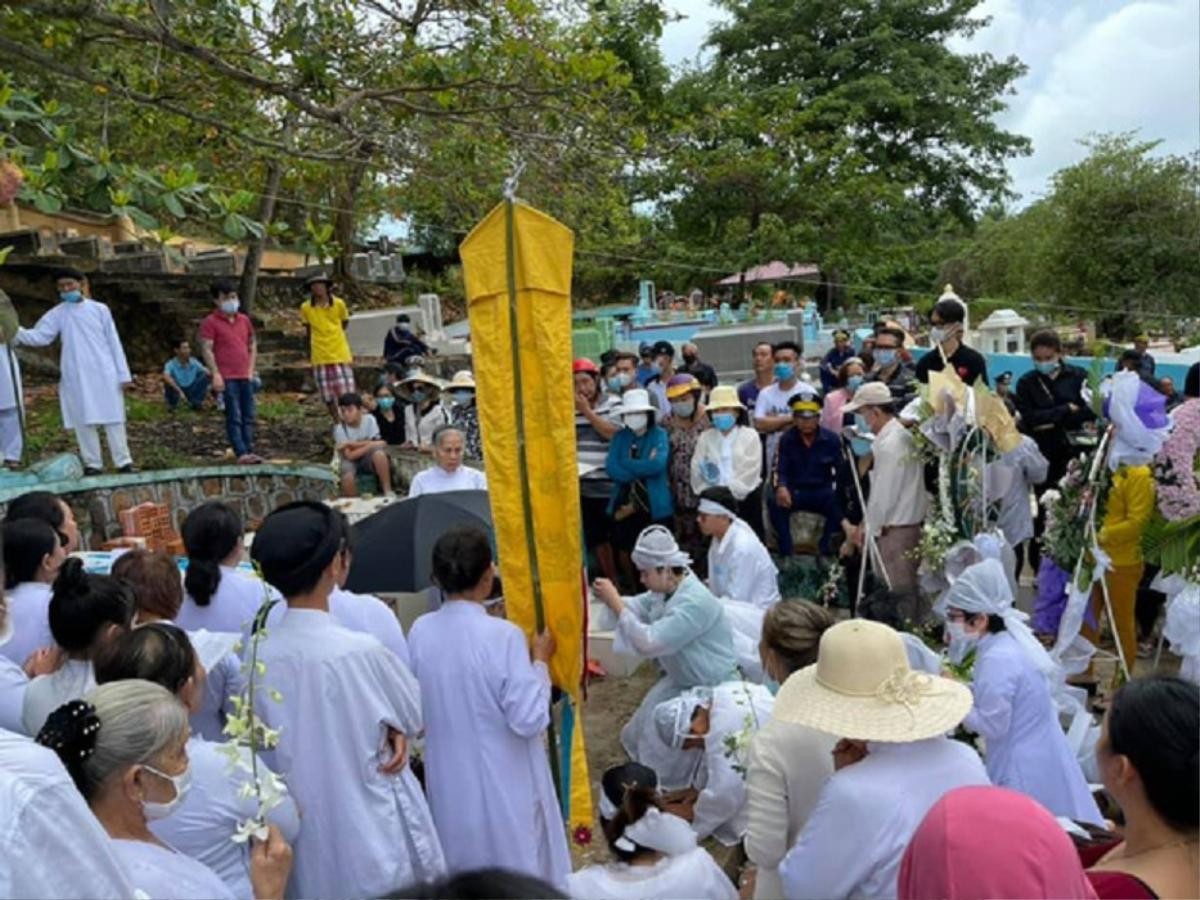 Dân mạng nghẹn lòng trước hình ảnh Chi Dân buồn bã, nghẹn ngào khóc trong lễ đưa tang mẹ Ảnh 3