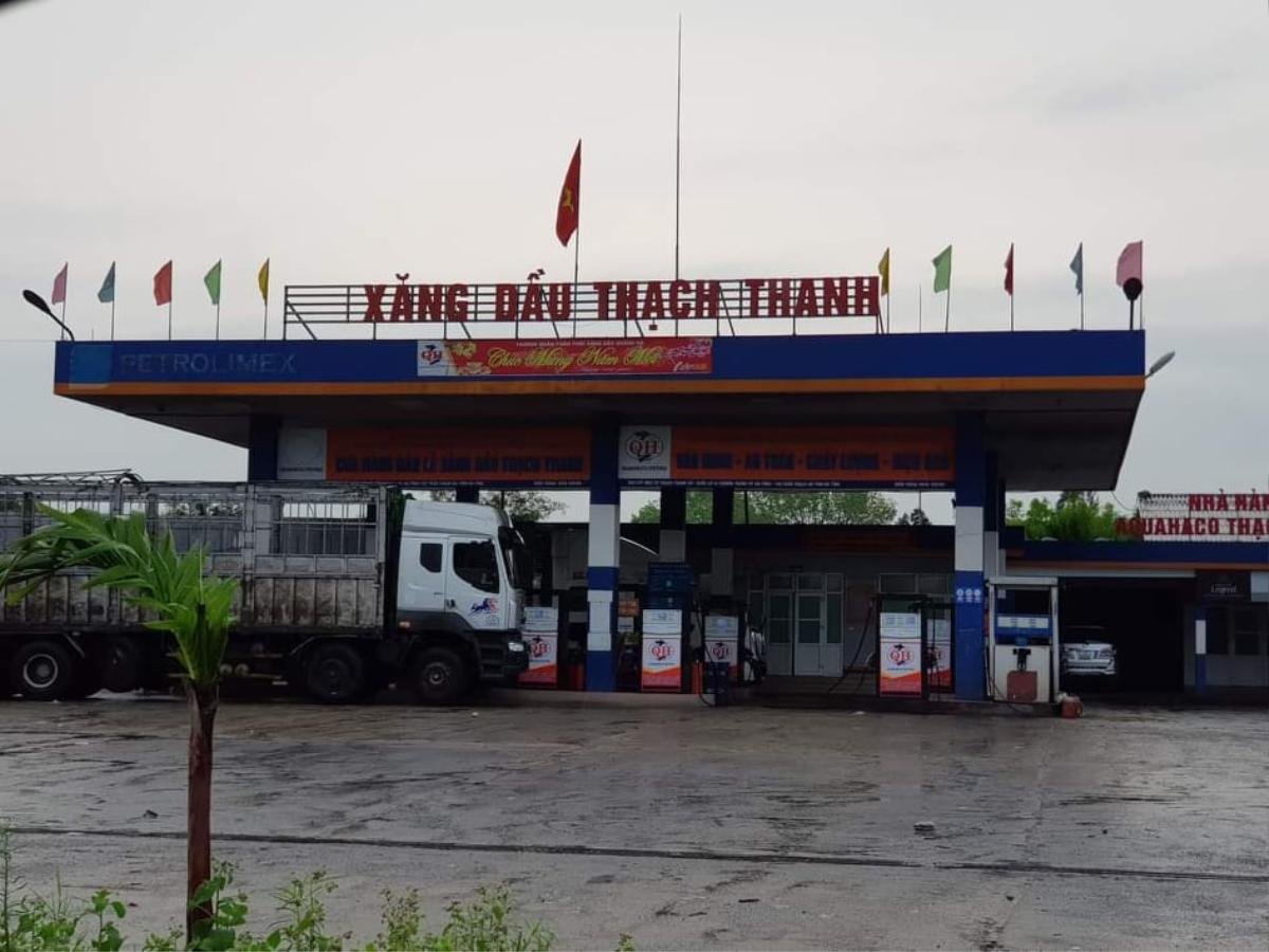 Dầu từ cây xăng chảy ra đồng ruộng, bốc mùi nồng nặc ở Hà Tĩnh Ảnh 3