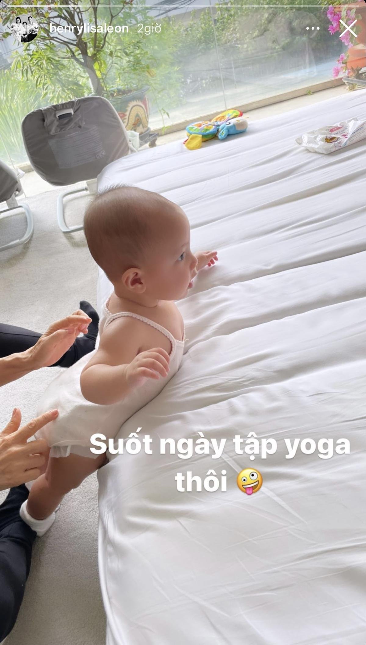 Hà Hồ khoe ảnh Lisa 'tập yoga' suốt ngày, tương lai 'chặt chém' mẹ là đây chứ đâu nữa? Ảnh 2